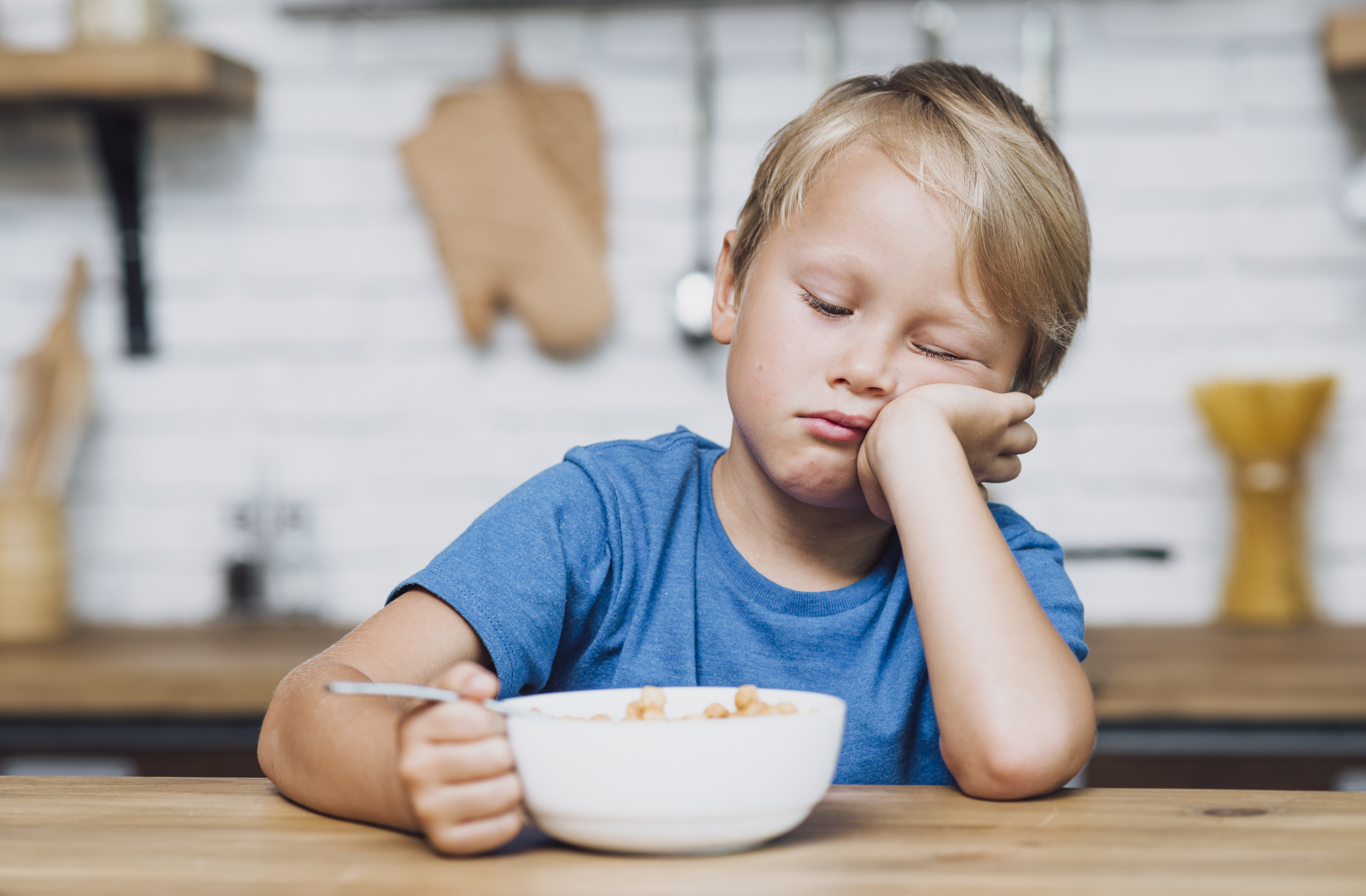 Ребенок плохо есть вечером. Для повышения аппетита у детей. Плохой аппетит у ребенка. Потеря аппетита у детей. Дети во время еды.