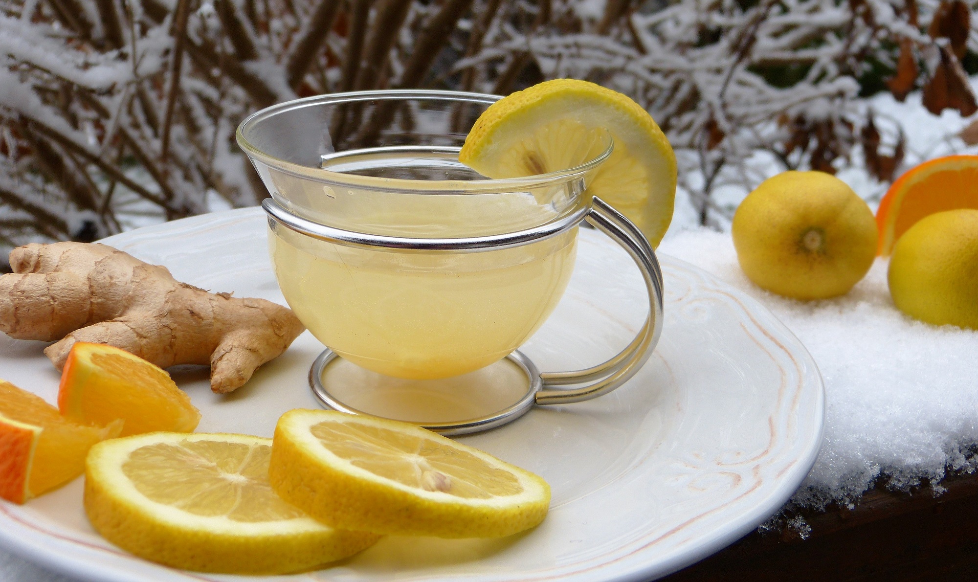Имбирь мед и лимон рецепт от простуды. Имбирный чай. Имбирный чай с лимоном. Чай с имбирем. Имбирно лимонный чай.
