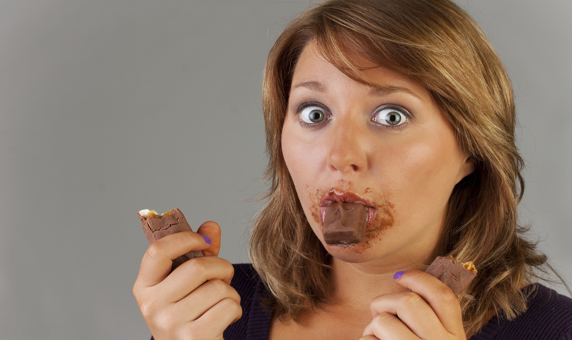 Сперва рот. Женщина ест конфеты. Жрать конфеты.