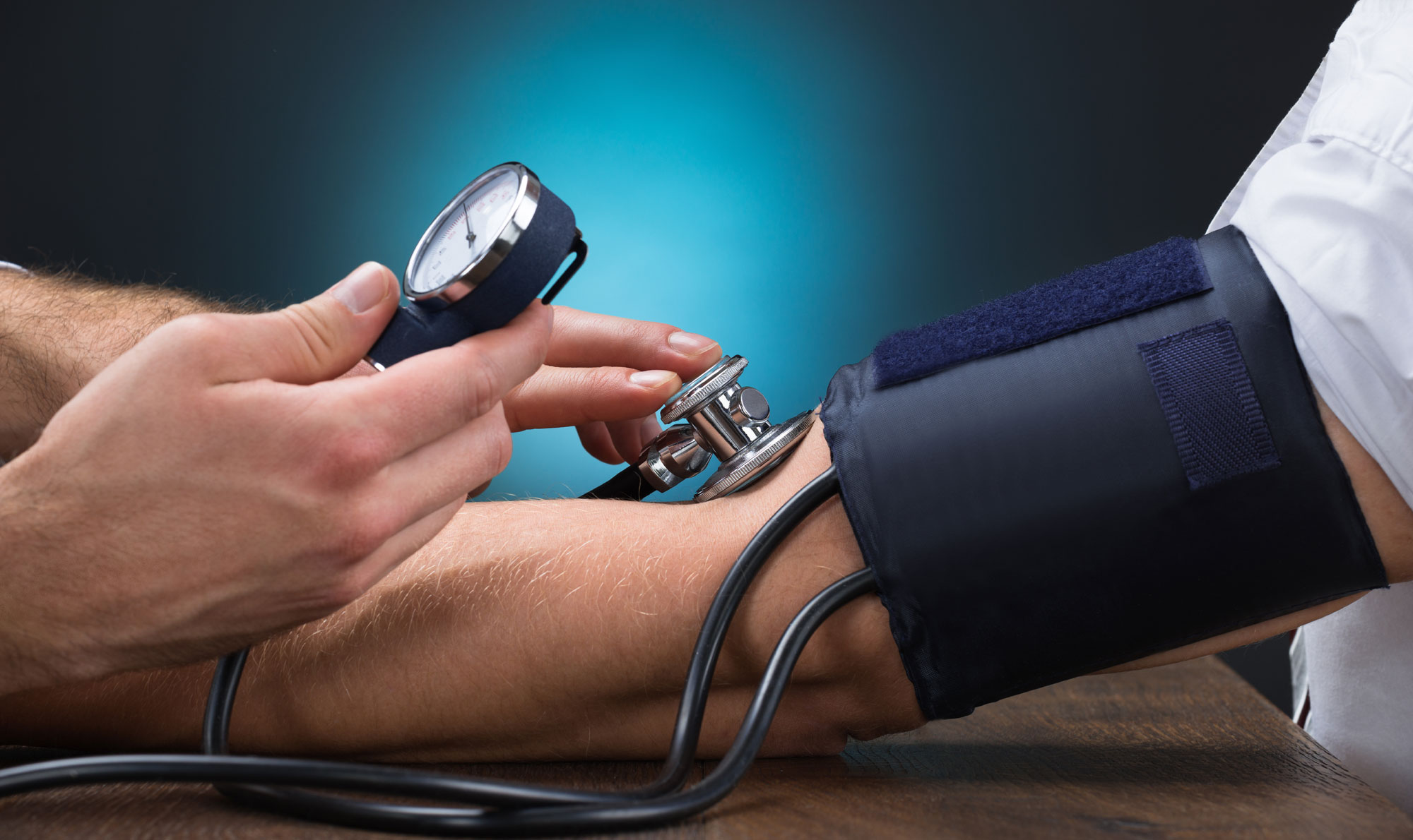 Pravilno mjerenje krvnog tlaka: mjerite li ga na obje ruke?