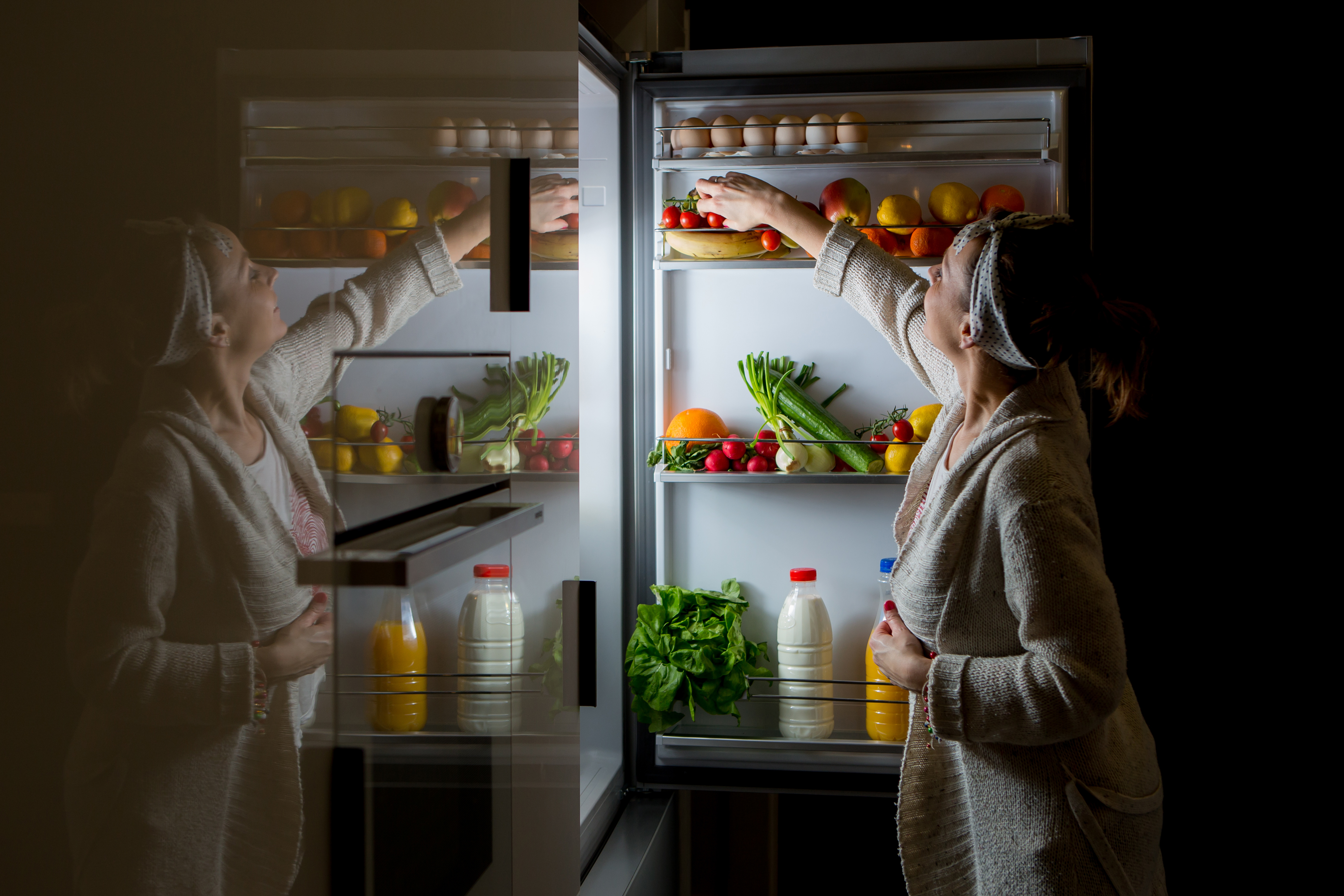 Почему ночью еда. Холодильник с едой. Холодильник ночью. Девушка у холодильника ночью. Ночь холодильник еда.