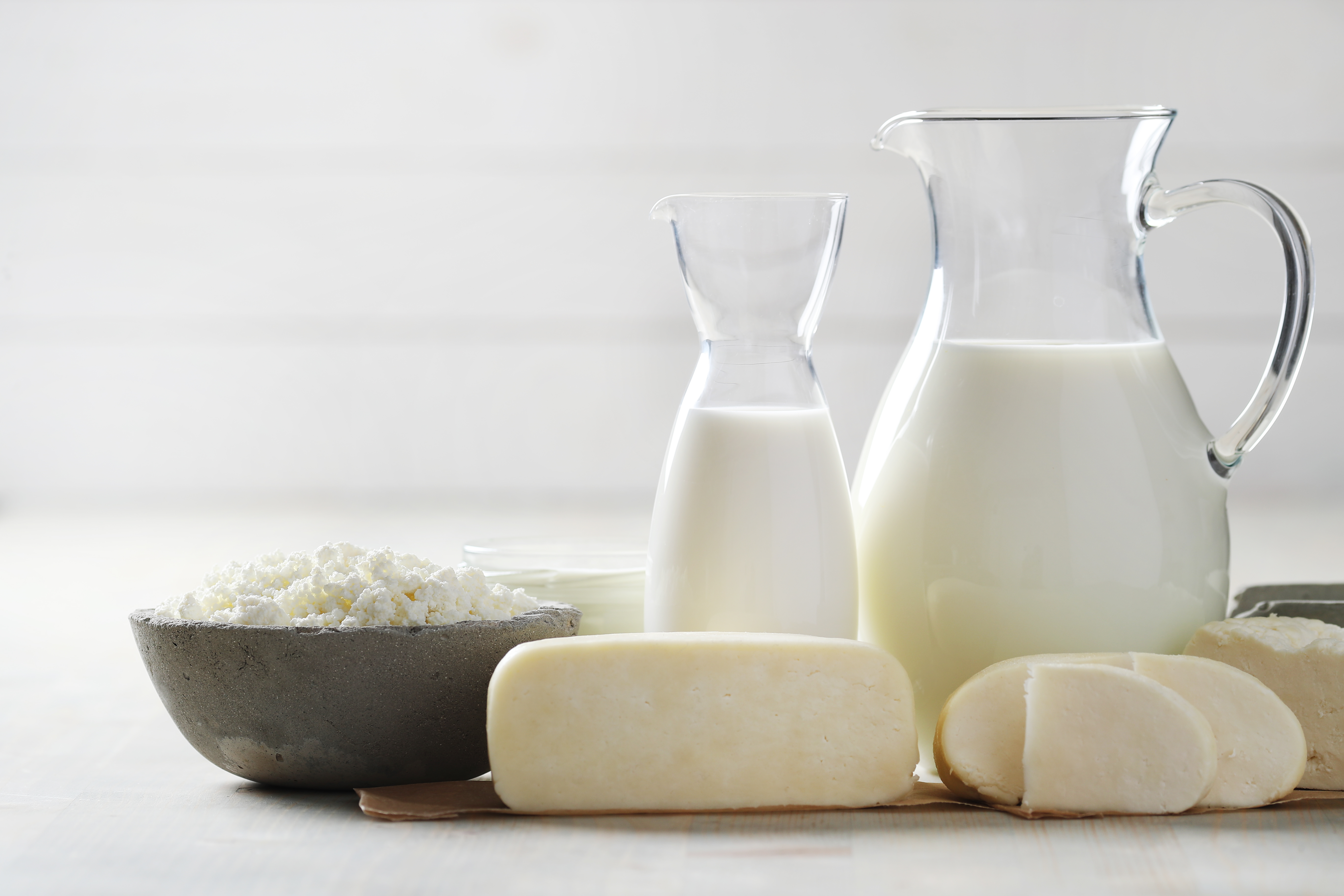 Кисломолочные продукты содержат сахар. Молочные продукты. Молочные. Кисломолосныепродукты. Молочные и кисломолочные продукты.